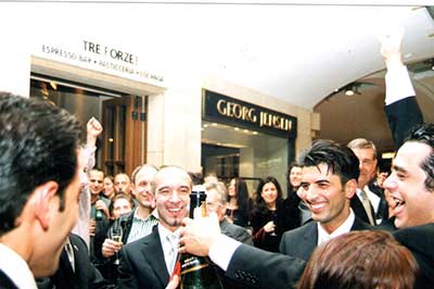 Gründer Cevdet Emeç vor seinem store mit feiernden freunden
