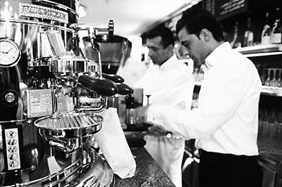 tre forze barista bei der kaffee herstellung